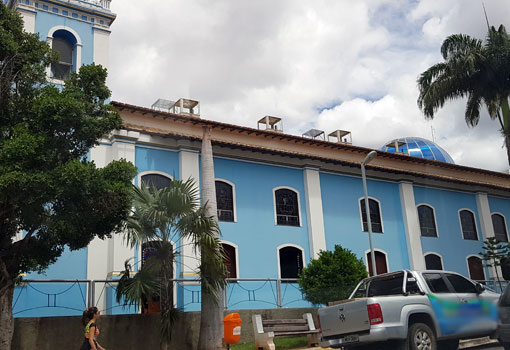 Brumado: 10 climatizadores estão sendo instalados na Igreja Matriz 