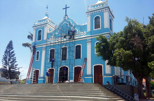 Brumado: Igreja Matriz começa a ser decorada com iluminação Natalina
