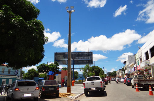 Brumado: Prefeitura inicia iluminação do circuito de Carnaval