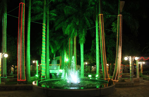 Brumado: Iluminação Natalina da Praça Coronel Zeca Leite e Igreja Matriz foram ligadas