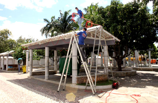 Brumado: Tem início a instalação da iluminação de Natal da Praça da Prefeitura