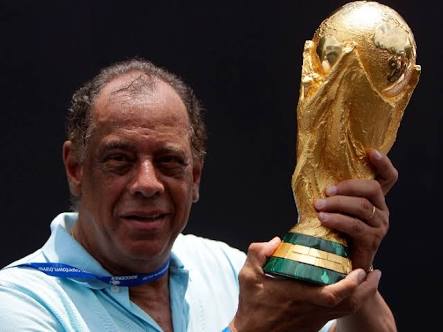 Aos 72, morre de infarto fulminante Carlos Alberto Torres, o maior dos capitães do futebol brasileiro