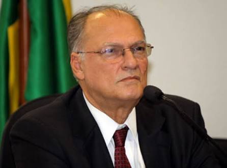 Roberto Freire assumirá Cultura após demissão de Calero 