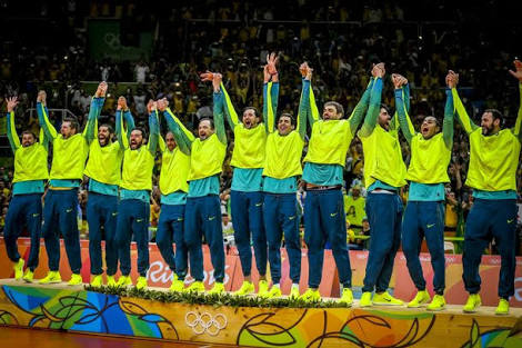 Brasil vence Itália e conquista terceiro ouro olímpico no vôlei masculino 