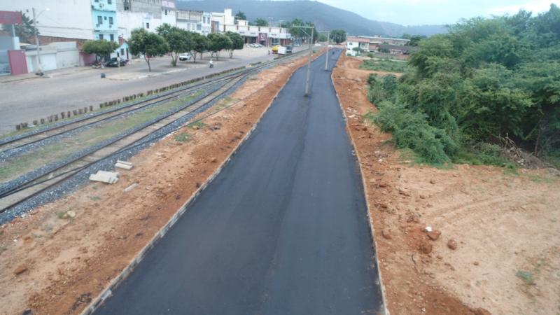 Prefeitura de Brumado intensifica obras de urbanização ao lado da Linha Férrea da FCA