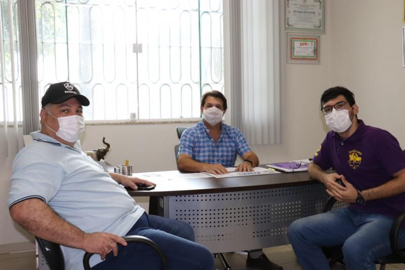 Em visita a Arthur Maia, João Vasconcelos tem sua pré-candidatura a vereador confirmada; deputado aprovou e já anunciou novos benefícios para Brumado