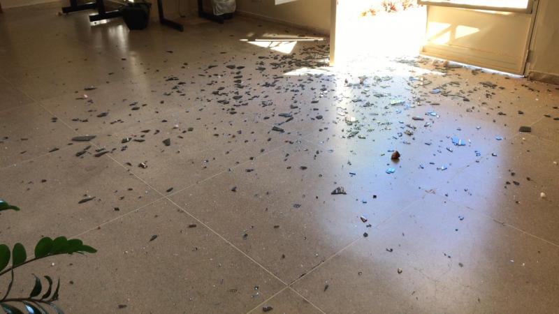 Homem atira pedras em porta de vidro e provoca danos ao fórum de Paramirim