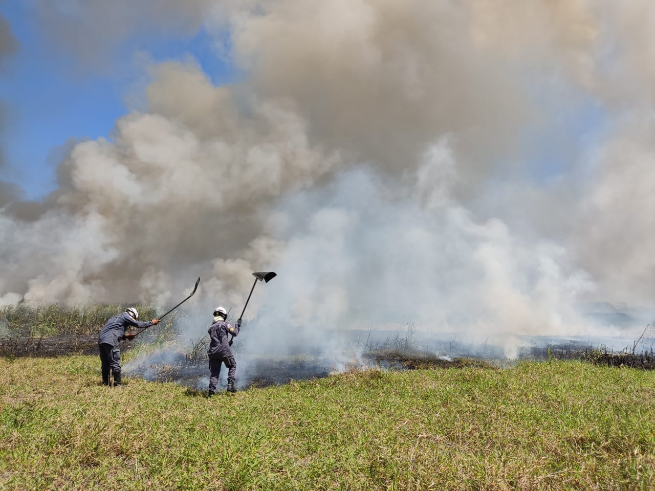 Bombeiros controlam incêndio em área rural de Guanambi