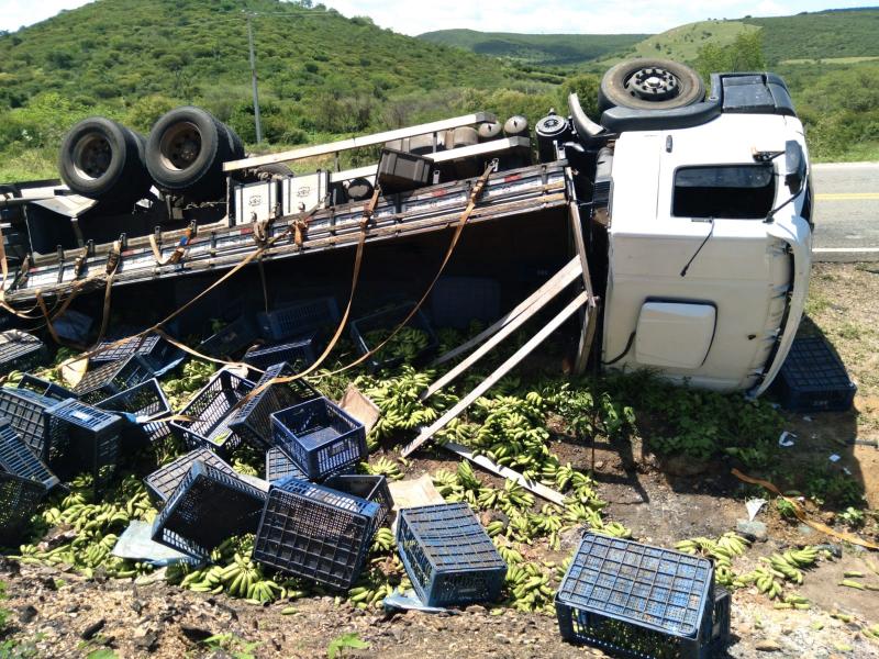 Jovem fica ferido após caminhão carregado de banana tombar na BR-030