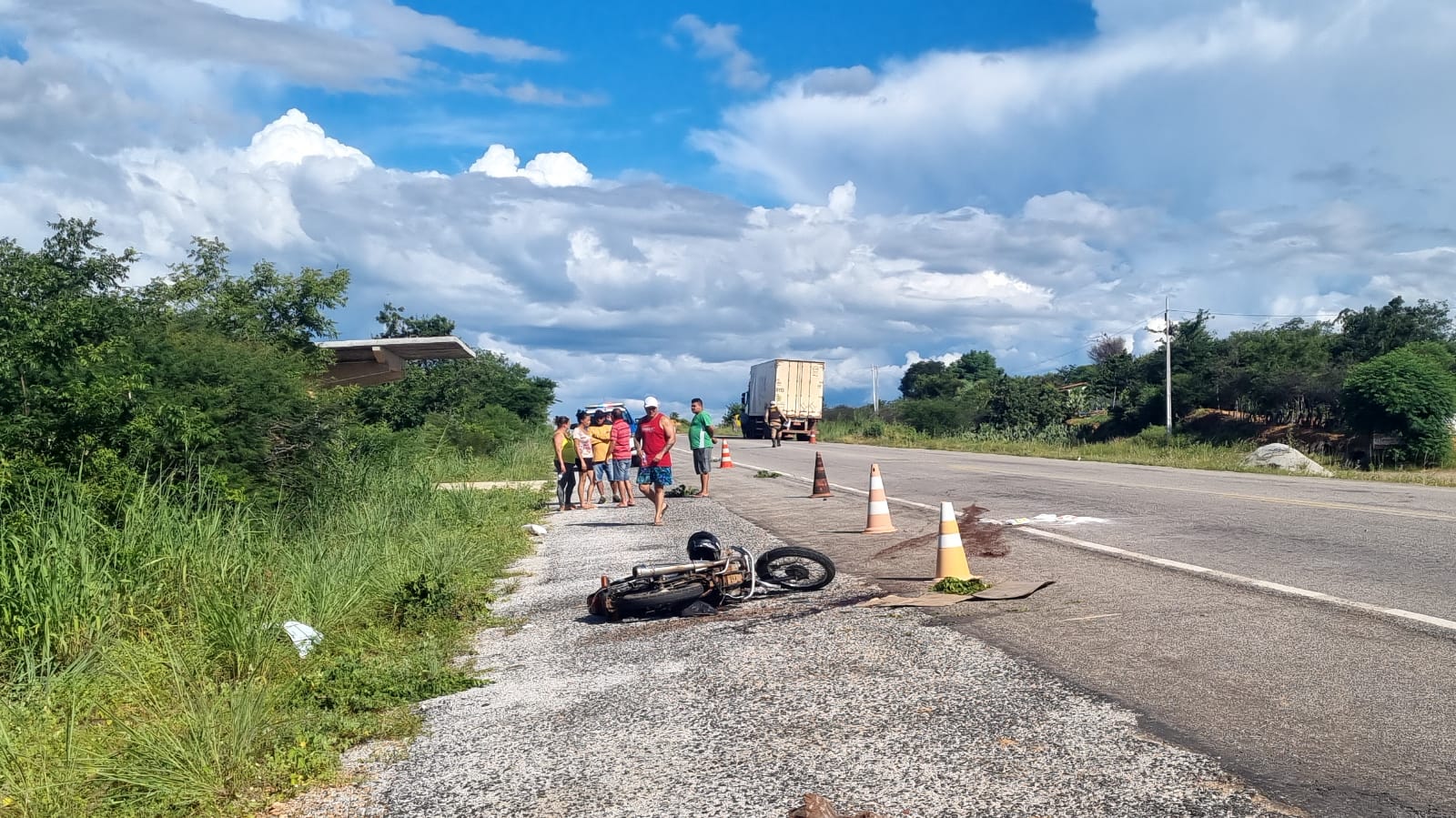 Moto e caminhão colidiram frontalmente na BA-262, entre Caraíbas e Anagé