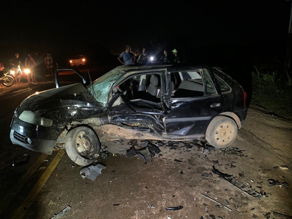 Duas pessoas ficam feridas após carros colidirem na BA-142, trecho entre Tanhaçu e Ituaçu