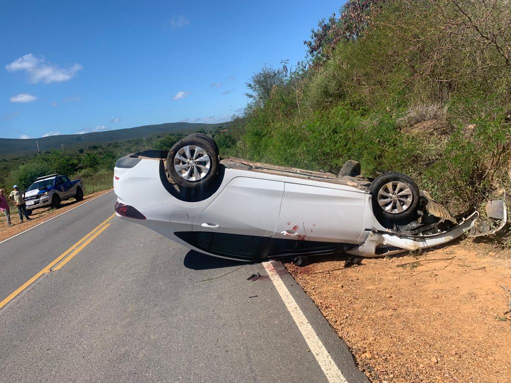 Idoso de 61 anos fica gravemente ferido após carro capotar entre Tanhaçu e Ituaçu