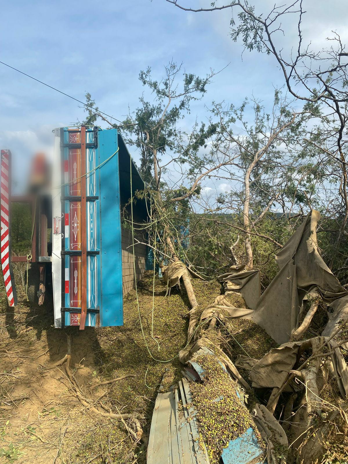 Caminhão capota após colidir contra Fiat Toro entre Anagé e Vitória da Conquista