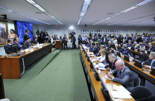 Comissão especial aprova texto-base da reforma trabalhista