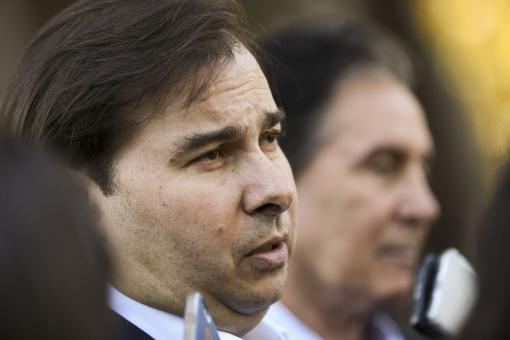 Rodrigo Maia espera que Plenário decida nesta quarta sobre denúncia contra Temer 