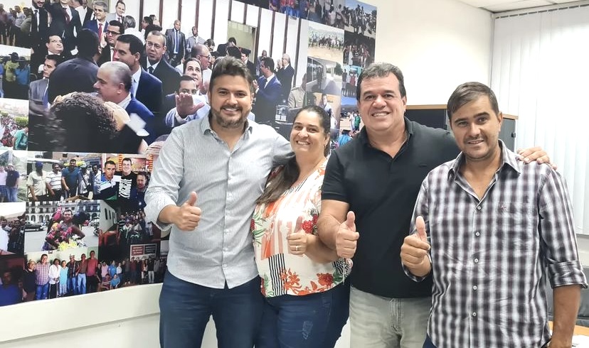 Deputado Marquinho Viana firma compromisso de trabalho com vice-prefeito e vereadora de Abaíra