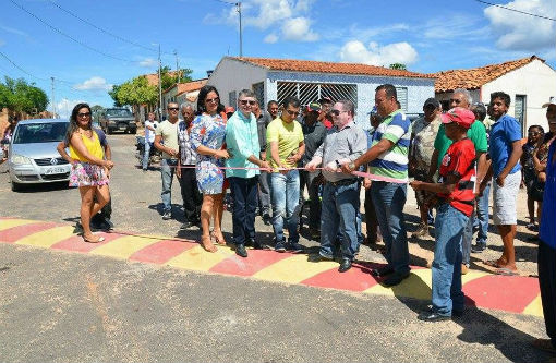 Oliveira dos Brejinhos: foto de suposta inauguração de quebra-molas viraliza na internet, mas caso é explicado por vice-prefeito 