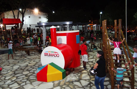 Brumado: Aguiberto entrega Parquinho da Praça da Prefeitura