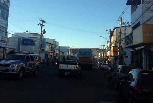 Criminosos roubam aparelhos celulares e acessórios de duas lojas no centro de Brumado