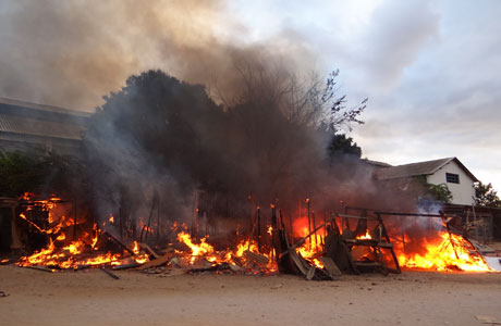 Incêndio atingiu barracos no fundo da Cesta do Povo em Brumado