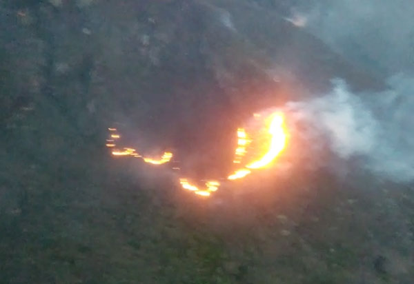 Aeronaves são enviadas para ajudar bombeiros e brigadistas voluntários a combater incêndio em Livramento e Rio de Contas