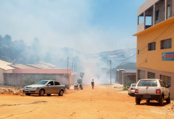 Brumado: Incêndio provoca nuvem de fumaça e prejudica moradores do bairro Olhos D'água