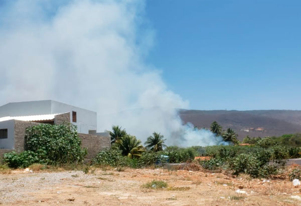 Brumado: Incêndio provoca nuvem de fumaça e prejudica moradores do bairro Olhos D'água