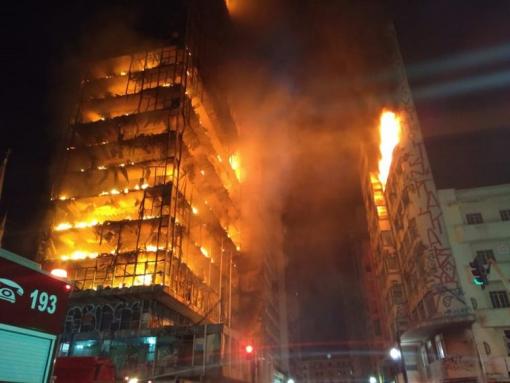 Bombeiros encontram corpo no edificio que desabou em SP