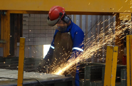 Pesquisa do IBGE mostra crescimento de emprego nas indústrias