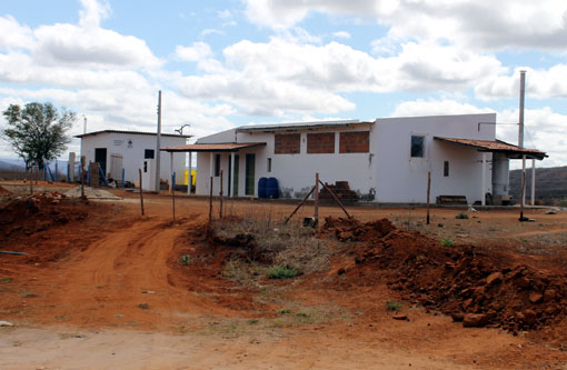 Brumado: Sem teto ocupam prédio da usina de beneficiamento de umbu