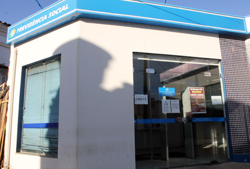 Governo tenta negociar idade mínima menor para policial e professor se aposentarem