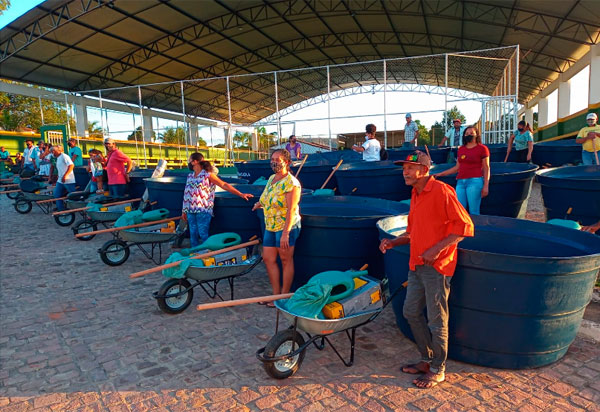 Agricultores de Iramaia recebem equipamentos e insumos para garantir segurança alimentar e nutricional