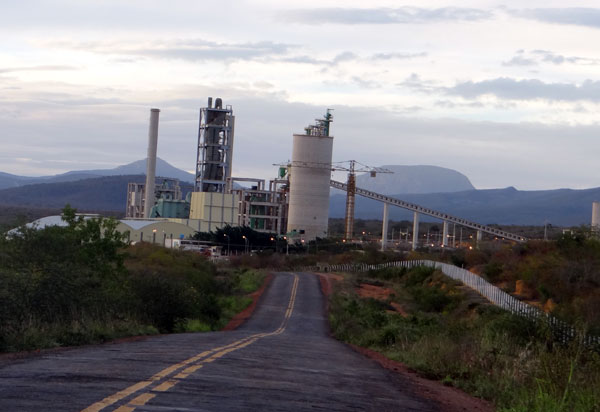 Pessoas de Ituaçu que trabalhavam na fábrica de cimento fechada desde 2016 ainda não receberam direitos trabalhistas