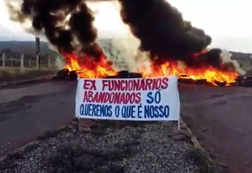 Ituaçu: trabalhadores demitidos da fábrica de cimento Itaguarana fazem protesto na BA-142