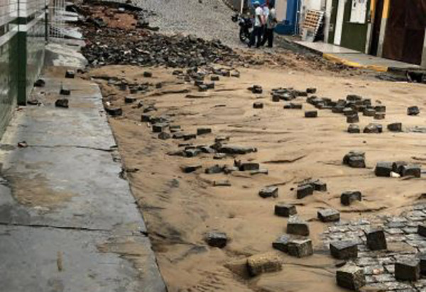 Temporal provoca queda de muro, arranca pedras de rua e alaga hospital em Itapetinga