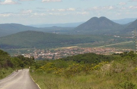 ITUAÇU: CAMINHÃO INVADE CASA E MATA MULHER