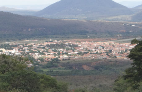 Ituaçu: Jovem é alvejado com três tiros na porta de casa