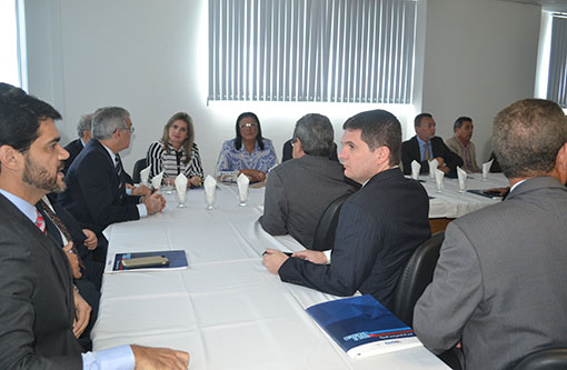 Ivana Bastos participa de debate para implementação de policlínicas no interior do Estado