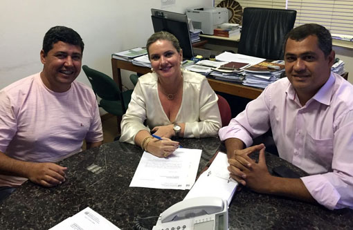 A pedido do Vereador Agno Meira, deputada Ivana Bastos garante liberação de trator agrícola para associação rural do município de Brumado