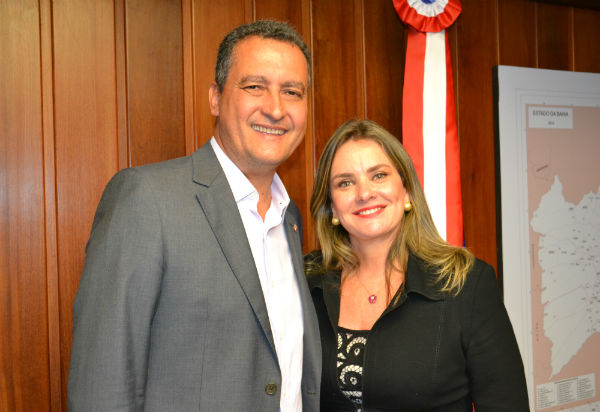 Ivana comemora assinatura da ordem de serviço para pavimentação da estrada Urandi – Licínio de Almeida