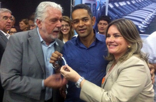 Deputada e Governador entregam ambulâncias para municípios baianos