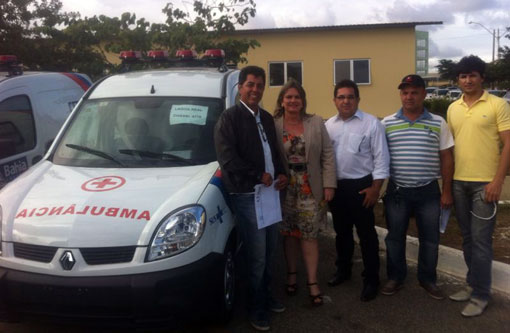 Deputada e Governador entregam ambulâncias para municípios baianos