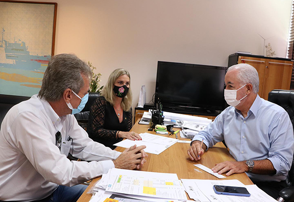 Ivana Bastos busca investimentos para a infraestrutura de Dom Basílio