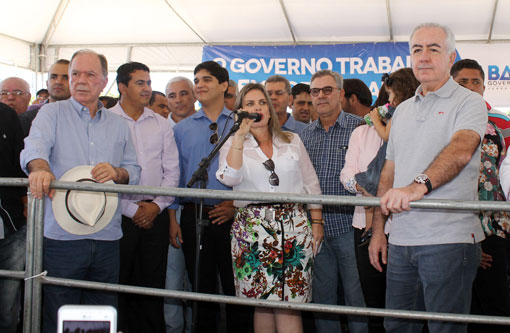 Ivana Bastos cobra obras de pavimentação para Caculé, Licínio de Almeida e Urandi