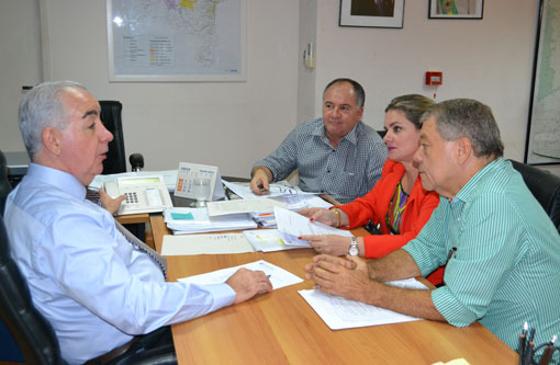 Ivana Bastos e prefeito de Utinga se reúnem com secretário de Infraestrutura