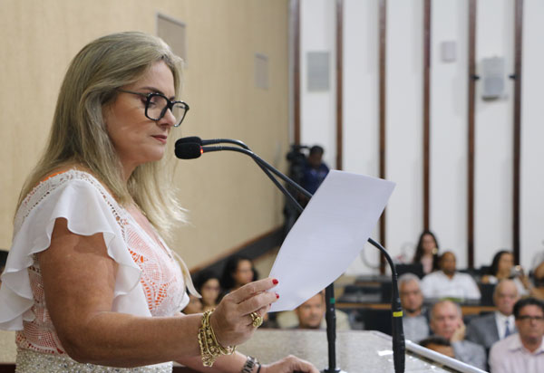 Agora é Lei: Ivana Bastos garante às mulheres vítimas de violência atendimento por policiais femininas nas delegacias do Estado