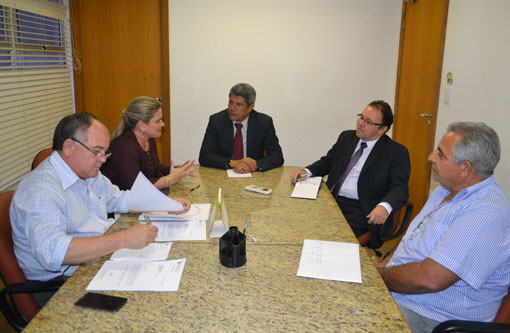 Ivana Bastos busca melhorias para comunidades rurais junto a CAR