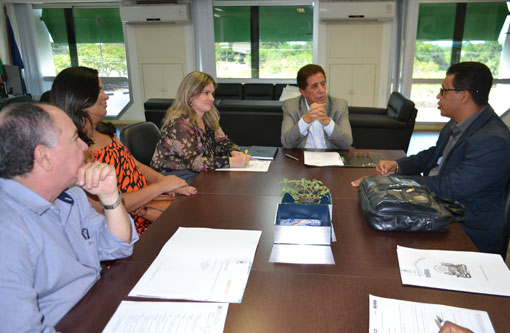 Demandas de Carinhanha e Lajedinho são atendidas pelo secretário de Educação