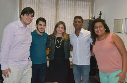 Moradores da Residência Estudantil de Livramento em Salvador solicitam apoio da deputada para manutenção da casa