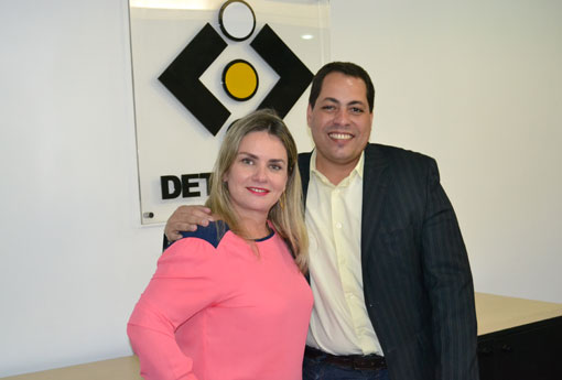 Ivana Bastos comemora assinatura de Ordem de Serviço para sinalização de trânsito em Carinhanha